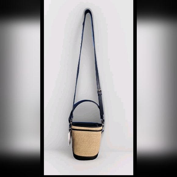Liz Claiborne NWT Maddie Bucket Crossbody Shoulder Handbag Purse Tan & Black - Picture 2 of 13